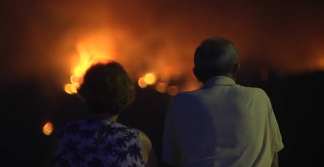 El incendio de Ávila obliga a desalojar una urbanización