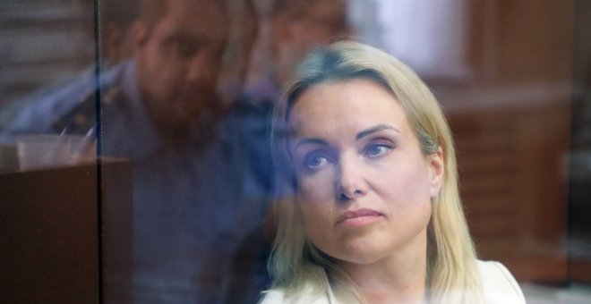 La periodista rusa que interrumpió los informativos con su 'no a la guerra', bajo arresto domiciliario