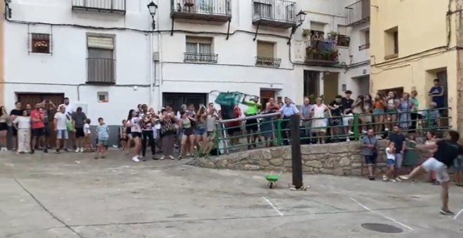 Un lanzamiento fallido de carretillas en Teruel impresiona a medio Internet
