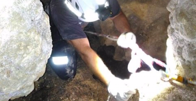 Rescatada una oveja atrapada en una cueva de Rionansa