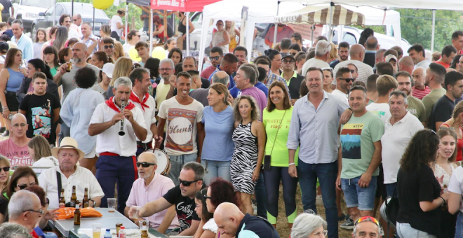 Más de 15 productores participan en el Mercado Alimentario de Santa Marina de Silió