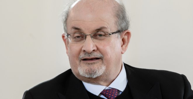 El escritor Salman Rushdie sobrevive con respiración asistida tras el ataque en Nueva York
