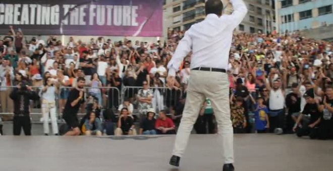 Abel Caballero ofrece su particular versión del break dance en el festival O Marisquiño de Vigo