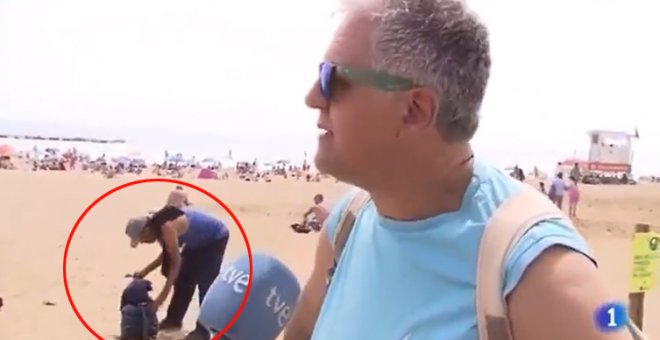 El reportaje de TVE sobre las bondades de la playa de Barcelona que pilló en directo el robo de un bolso