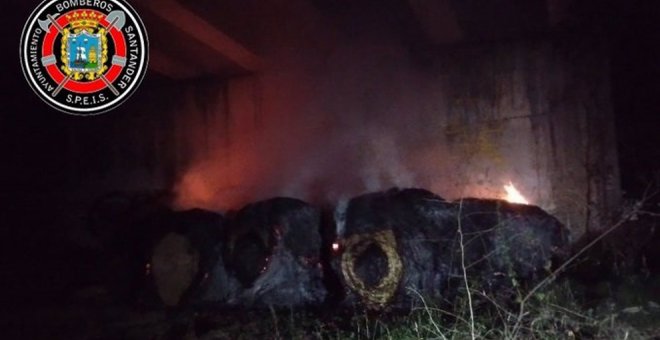 Se incendian unas balas de paja bajo el puente de la S-30 a su paso por Villaescusa