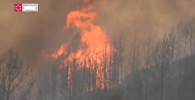 El incendio de Les Useres avanza sin control hacia el parque natural del Penyagolosa