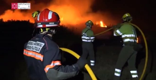 Desalojan cuatro aldeas y un camping por el incendio en la zona de Bejís, Castellón