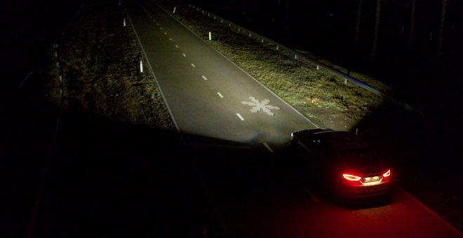 Una nueva tecnología de faros proyectará información en la carretera para facilitar la conducción