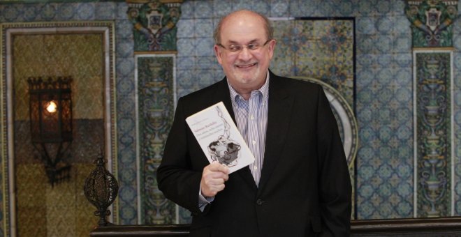 'Los versos satánicos' de Salman Rushdie, entre los libros más vendidos tras el ataque