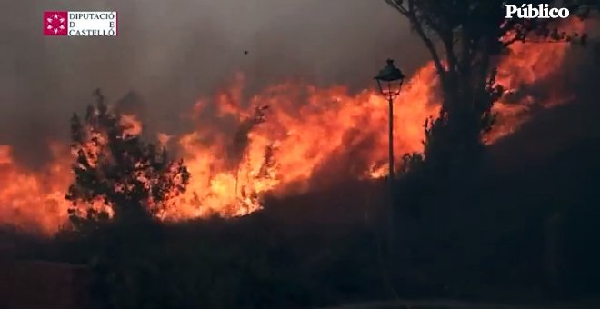 Las duras imágenes de los bomberos de Castelló intentando apagar el incendio de Bejís