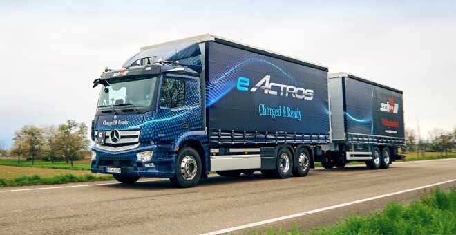 Mercedes-Benz comienza a probar el camión eléctrico eActros como tren de carretera