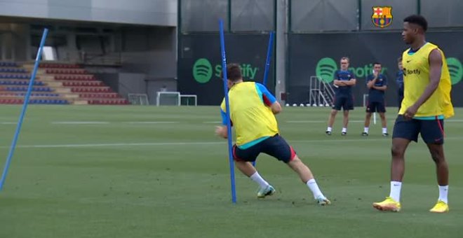 La plantilla del Barça continúa con sus entrenamientos ajena a la actividad en los despachos