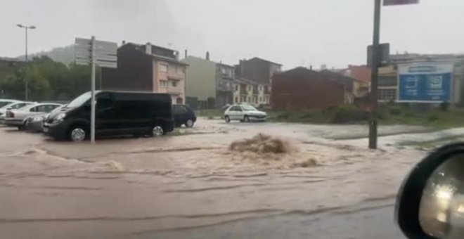 Las lluvias causan estragos en Cataluña y podrían haber sido la causa del derrumbe de una terraza en Oviedo