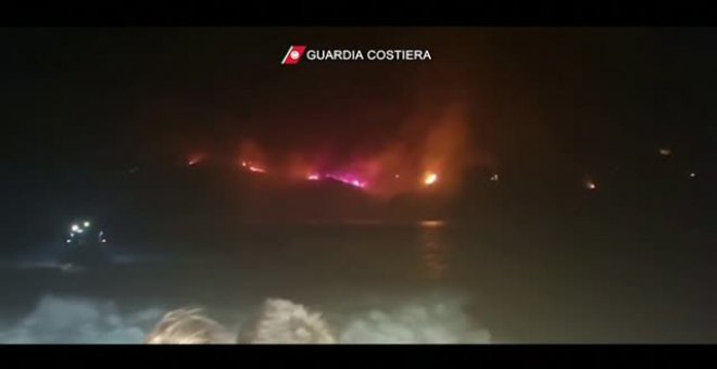 Evacúan la isla de Pantellería por los incendios