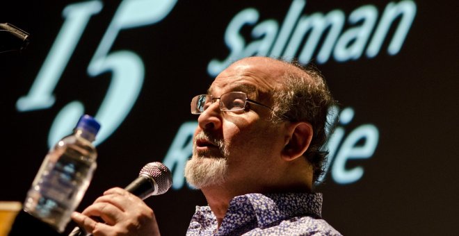 Un gran jurado imputa al autor del apuñalamiento a Salman Rushdie