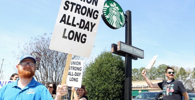 Una jueza de EEUU obliga a Starbucks a readmitir a siete empleados que querían sindicarse