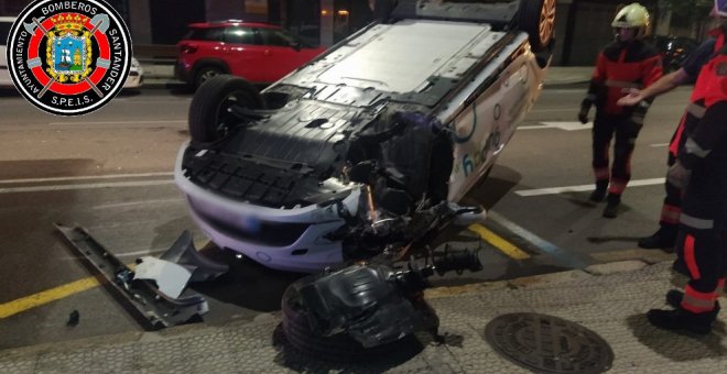 Conduce ebrio, se sale de la carretera, arranca un semáforo y el coche queda boca abajo en Santander