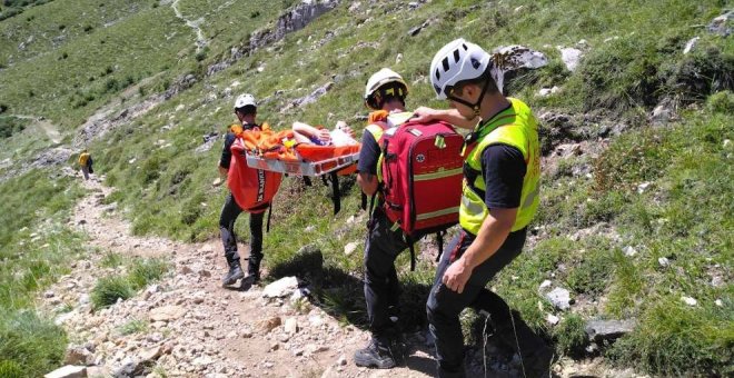 Rescatan a una senderista tras sufrir una indisposición en Fuente Dé