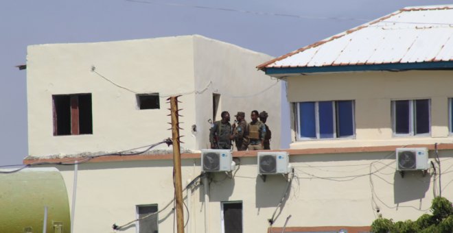 Un ataque islamista deja ya 14 muertos en un hotel de Mogadiscio frecuentado por cargos del Gobierno somalí