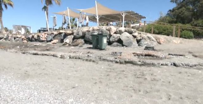 El mar se traga la playa de Motril por el fuerte oleaje que arrasa la orilla tras las fuertes tormentas