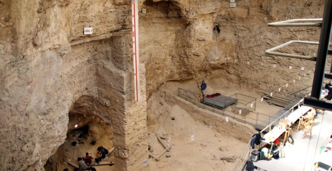 Apareix un nou nivell arqueològic a l'Abric Romaní amb fogars, restes de cérvols i eines de neandertals