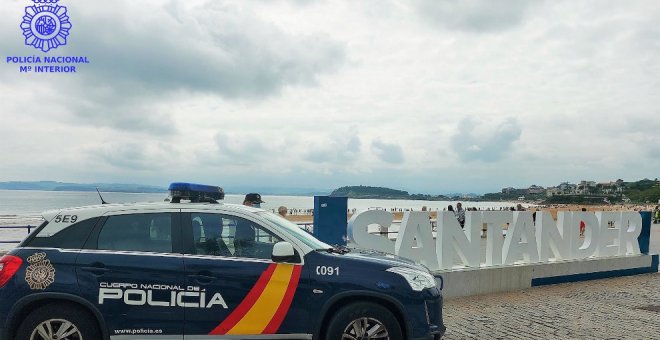 Detenida una pareja por robar dos móviles a bañistas en la playa de El Sardinero