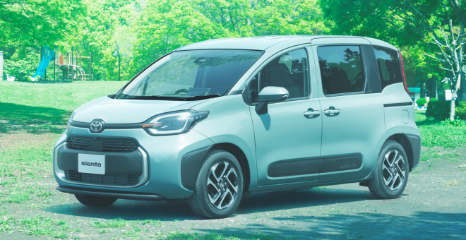 El Toyota Sienta es un práctico coche híbrido con siete plazas y tecnología eléctrica del Yaris