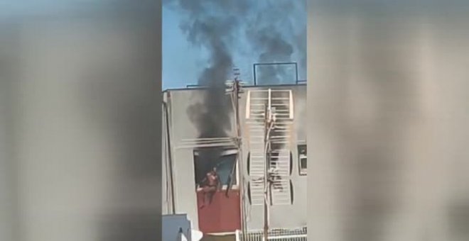 Dos menores en estado crítico al saltar desde un quinto piso para huir de un incendio