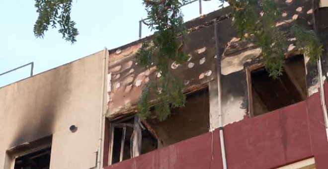 Dos hermanos, en estado crítico tras caer desde un quinto piso en llamas en Badalona