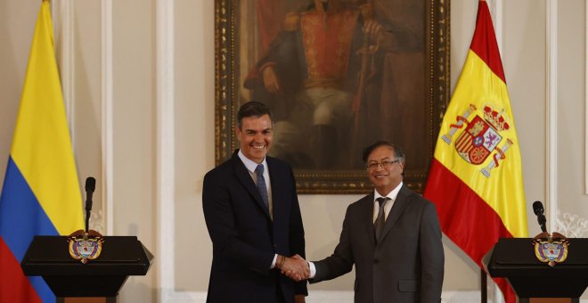 La sonrisa de Pedro Sánchez tras ser presentado como "presidente de la República española" en un acto en Colombia