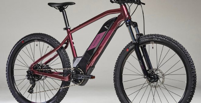 Motor eléctrico central y frenos más potentes para la Rockrider E-ST 500, una de las mejores e-bikes de Decathlon