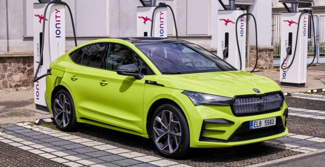 El Skoda Enyaq iV estrena función Plug & Charge para cargar sin apps ni tarjetas