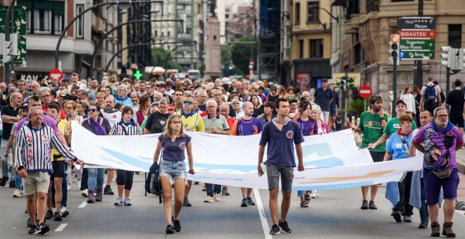 Miles de personas se reúnen en las calles de Bilbao para pedir que se traslade a los presos de ETA a cárceles vascas