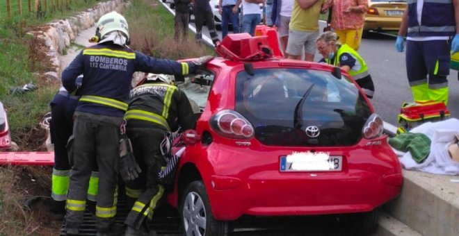 Rescatada una conductora tras salirse su coche de la calzada en Corvera de Toranzo