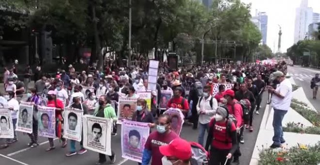 Los familiares de los 43 estudiantes desaparecidos de Ayotzinapa marchan para exigir justicia