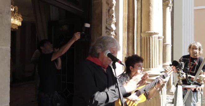José Mercé emociona con su voz desde un balcón del ayuntamiento de Pamplona