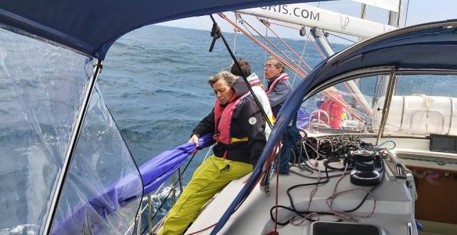 El velero Klaudia supera la primera jornada de un accidentado y duro regreso a Santander