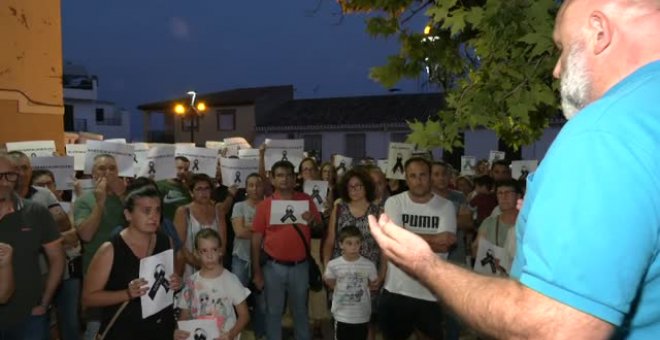 Los vecinos de Íllora se concentran contra el regreso de la familia del acusado de asesinato