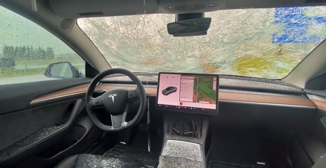 Una tormenta de granizo destroza, por completo, este Tesla Model 3 (techo de cristal incluído)