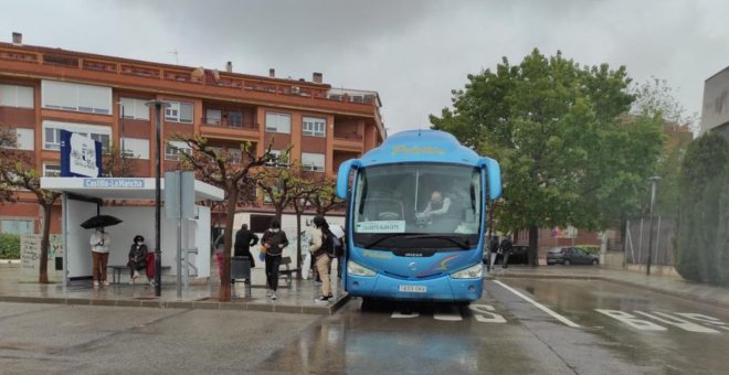 Los abonos de autobús en las líneas de titularidad autonómica costarán la mitad hasta el mes de diciembre