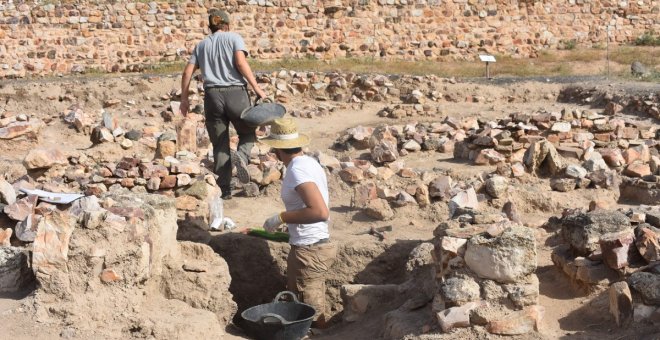 La excavación arqueológica de Alarcos saca a la luz una treintena de tumbas de niños y mujeres en el cementerio almohade