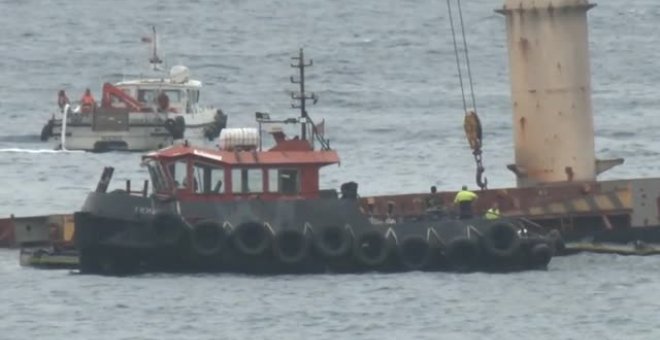 Comienzan los trabajos de extracción del vertido del buque varado en Gibraltar