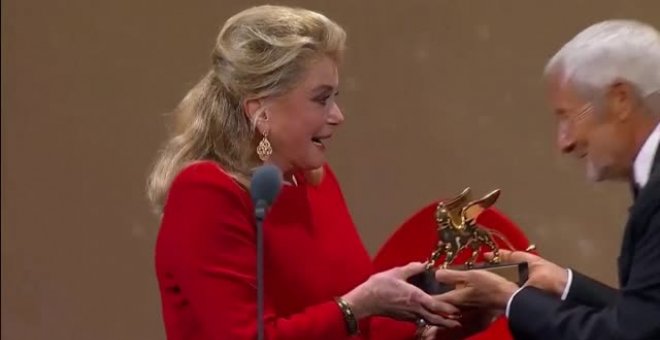 Catherine Deneuve recibe el León de Oro en el Festival de Cine de Venecia