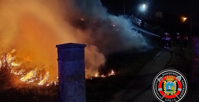 Sofocado un incendio de vegetación cerca de viviendas y las vías del tren en Campogiro