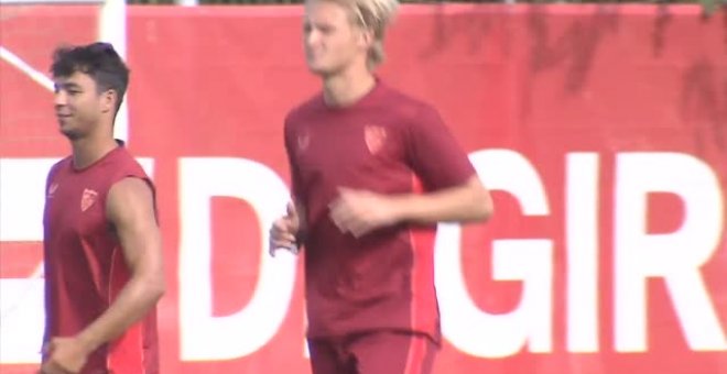 Pasillito de bienvenida a Januzaj y Dolberg