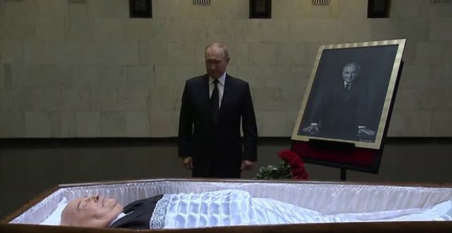 Putin deposita un ramo de flores ante el féretro de Gorbachov