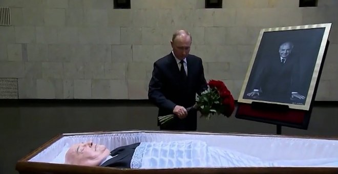 Putin despide a Gorbachov con un ramo de flores