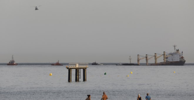 Grupos ecologistas denuncian la falta de medidas ante la fuga de aceite lubricante en la Bahía de Algeciras