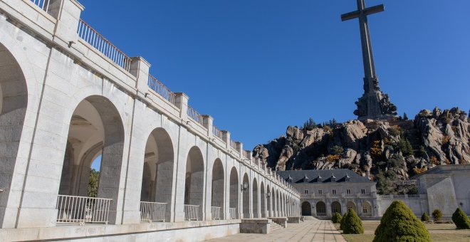 Una alcaldesa del PP apoyada por Vox, un entramado ultra y una jueza paralizan las exhumaciones en el Valle de los Caídos