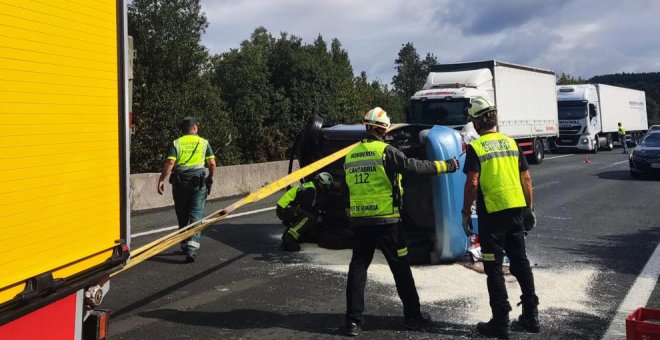 Evacuadas cuatro personas al colisionar dos vehículos en la A-8 en Ribamontán al Monte